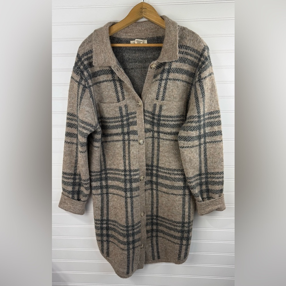 Jessica Simpson Beige & Gray Plaid Button-Up long sweater shacket. Size Medium